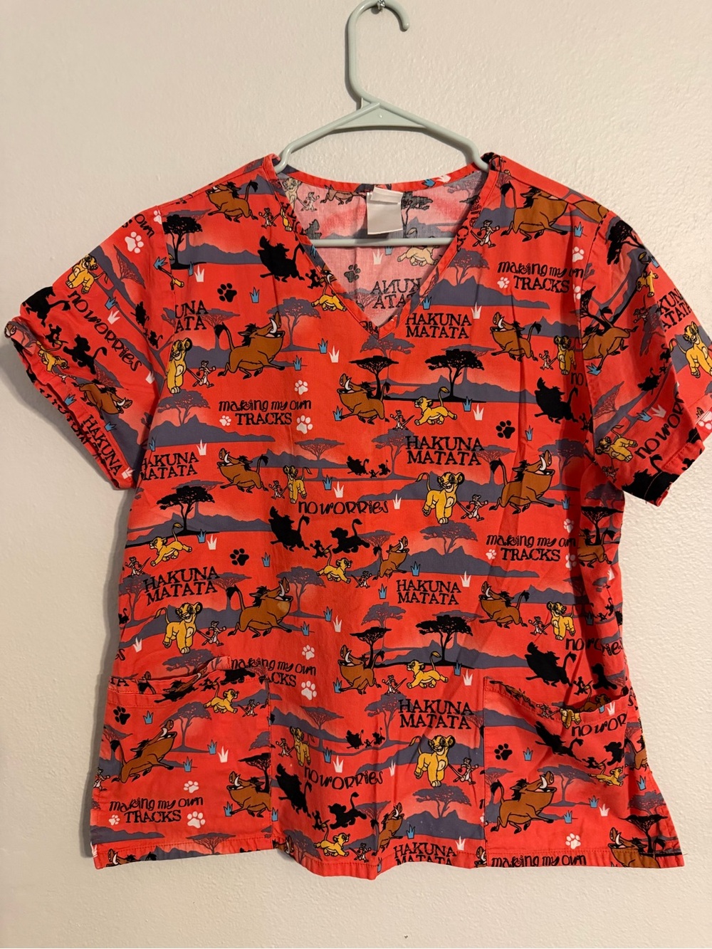 Disney Lion King Simba Pumbaa Hakuna Matata V Neck Scrub Top Womens Size Large L - Picture 1 of 3